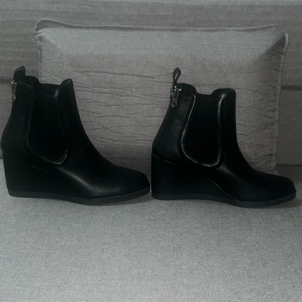 Blowfish Malibu Praline (Women's) Black Wedge Ankle Boots